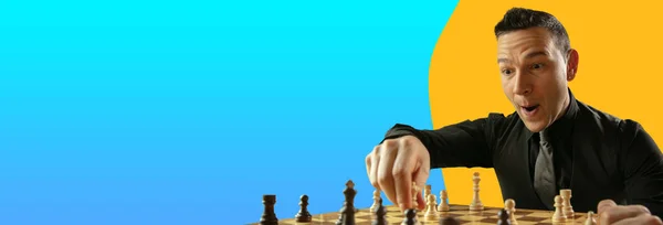 Tek başına satranç oynayan beyaz bir satranç oyuncusu mavi sarı arka planda izole edilmiş. El ilanı. — Stok fotoğraf