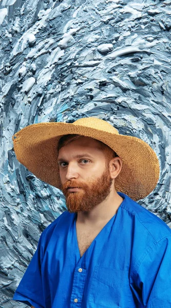 Saman şapkalı kızıl saçlı genç adamın portresi grunge efekt duvarında izole edilmiş. Dönem karşılaştırması kavramı — Stok fotoğraf