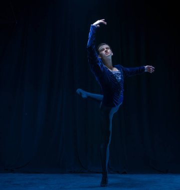 Genç ve zarif balerin karanlık arka planda neon ışıkta izole edilmiş. Sanat, eylem, ilham kavramı.