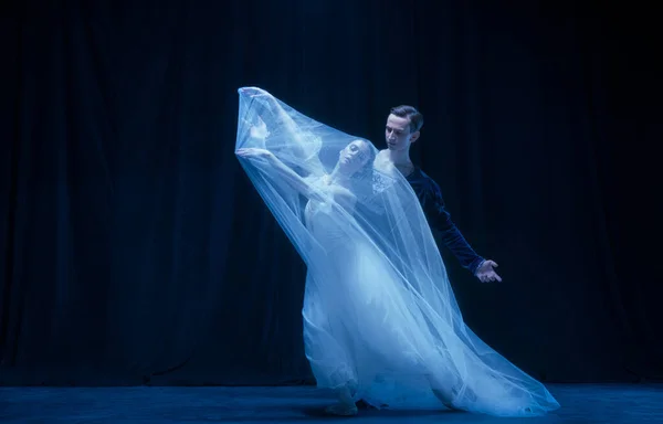 Balerina anggun dalam gambar pengantin hantu dengan patner dalam pertunjukan balet seni terisolasi di atas latar belakang gelap. — Stok Foto