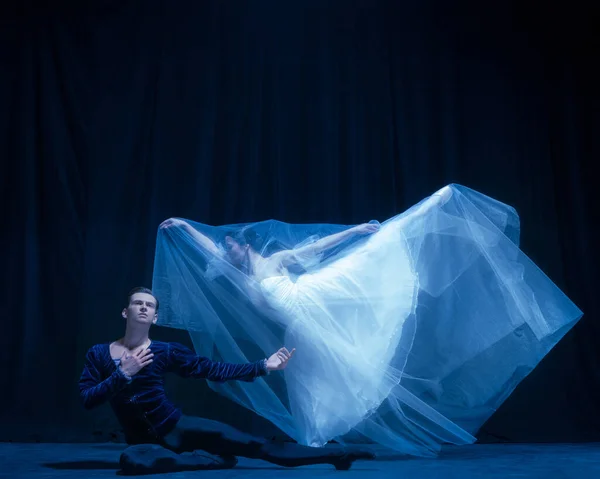 Actuación artística. Dos elegantes bailarines de ballet, hombre y mujer bailando aislados sobre fondo oscuro. — Foto de Stock