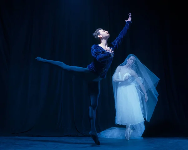Витончена балерина в образі привида нареченої з візерунком у виставі художнього балету ізольована на темному фоні . — стокове фото