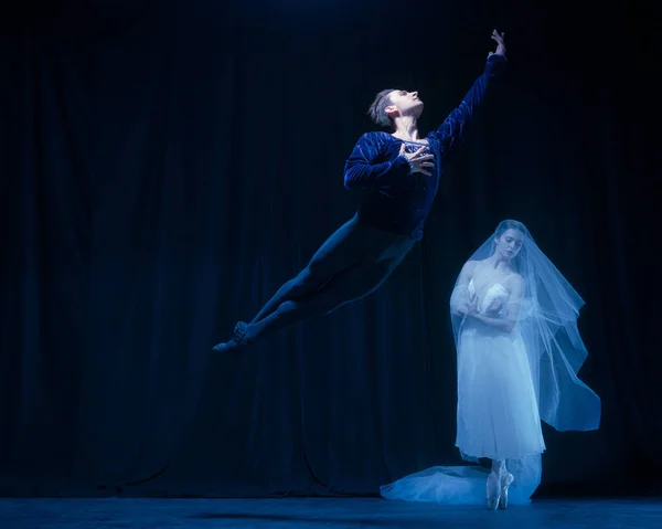 Pertunjukan seni. Dua penari balet anggun, pria dan wanita menari terisolasi di atas latar belakang gelap. — Stok Foto