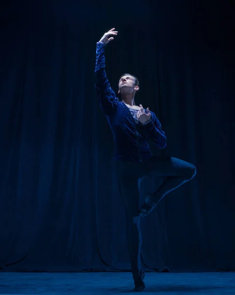 Jonge en sierlijke balletdanser geïsoleerd op donkere achtergrond in neonlicht. Kunst, actie, inspiratie concept. — Stockfoto