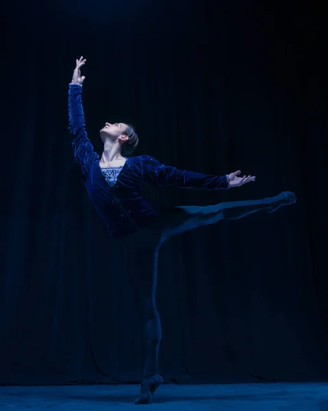 Jonge en sierlijke balletdanser geïsoleerd op donkere achtergrond in neonlicht. Kunst, actie, inspiratie concept. — Stockfoto