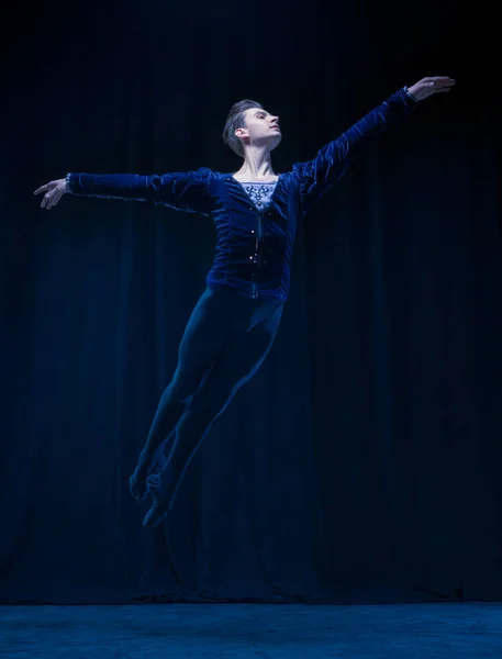 Jonge en sierlijke balletdanser geïsoleerd op donkere achtergrond in neonlicht. Kunst, actie, inspiratie concept. — Stockfoto