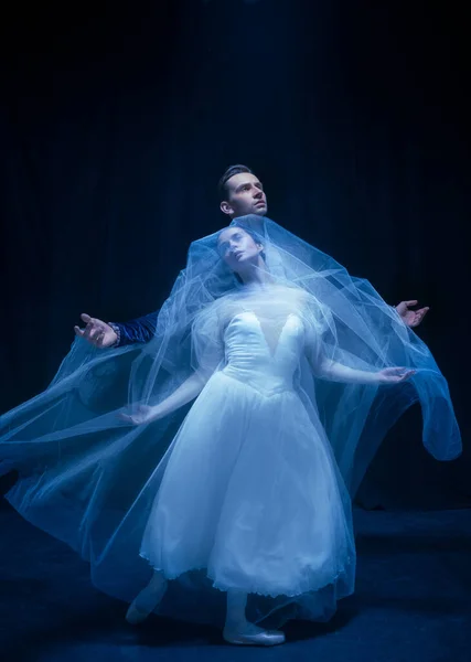 Balerina anggun dalam gambar pengantin hantu dengan patner dalam pertunjukan balet seni terisolasi di atas latar belakang gelap. — Stok Foto