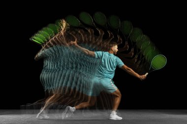 Beyaz, profesyonel tenisçi, siyah arka planda karışık neon ışıkta izole edilmiş genç bir adam. Stroboskop