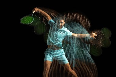 Bir adam, profesyonel tenisçi, karışık neon ışıkta siyah arka planda izole edilmiş. Stroboskop