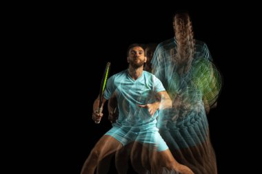 Stroboskop etkisi. Bir adam, profesyonel tenisçi, siyah arka planda karışık neon ışıkta izole edilmiş..