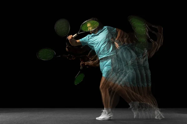 Fiatal kaukázusi férfi, profi teniszező, fekete háttérrel, vegyes neonfényben. Sztroboszkóp — Stock Fotó