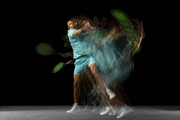 Stroboscope hatás. Egy férfi, profi teniszező elszigetelt fekete háttér vegyes neon fény. — Stock Fotó