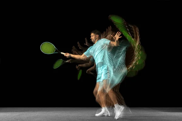 Fiatal kaukázusi férfi, profi teniszező, fekete háttérrel, vegyes neonfényben. Sztroboszkóp — Stock Fotó