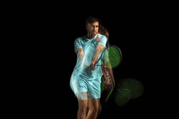 一名职业网球选手在混合霓虹灯下被隔离在黑色背景下。阴道镜 — 图库照片
