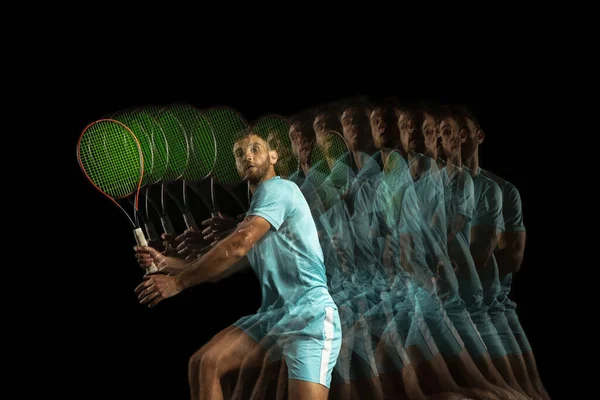 プロのテニス選手が黒人を背景にネオンの光の中で孤立した。ストロスコープ — ストック写真