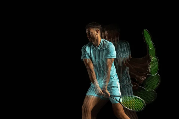 Egy férfi, profi teniszező elszigetelt fekete háttérrel vegyes neon fényben. Sztroboszkóp — Stock Fotó
