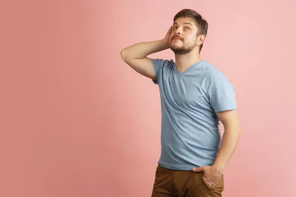 Half-length portrait of young Caucasian man isolated on light pink background. — Stock Photo, Image