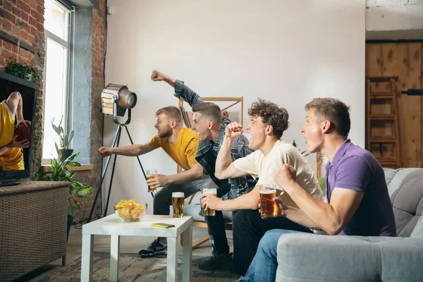 Gruppo di amici che guardano la TV, partita di sport insieme. Concetto di amicizia, attività ricreative, emozioni — Foto Stock