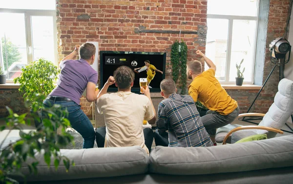 Een groep vrienden die samen tv kijken, een sport wedstrijd. Begrip vriendschap, vrijetijdsbesteding, emoties — Stockfoto