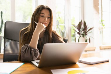 Genç beyaz kadın, ofis çalışanı, ofiste çalışan yönetici, takım çalışması kavramı, iş günü, satış, reklam.