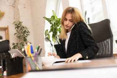 Genç beyaz kadın, ofis çalışanı, ofiste çalışan yönetici, takım çalışması kavramı, iş günü, satış, reklam.