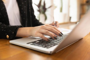 Belgeler ve kağıtlarla insan eli yakın çekim. İş hayatı kavramı, iş günleri, satış, reklam.