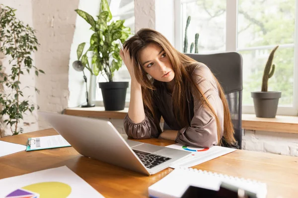 Mulher branca nova, trabalhador de escritório, gerente trabalhando no escritório, conceito de trabalho em equipe, co-working, dias de trabalho, vendas, anúncio. — Fotografia de Stock