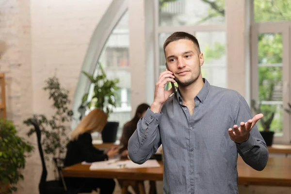 Joven, oficinista, gerente trabajando en oficina con colegas, concepto de coworking, jornadas laborales, ventas, anuncio. — Foto de Stock