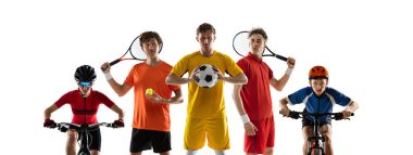 Çoklu spor kolajı. Futbol, tenis oyuncuları ve bisikletçiler, beyaz arka planda izole edilmiş sporcular. El ilanı