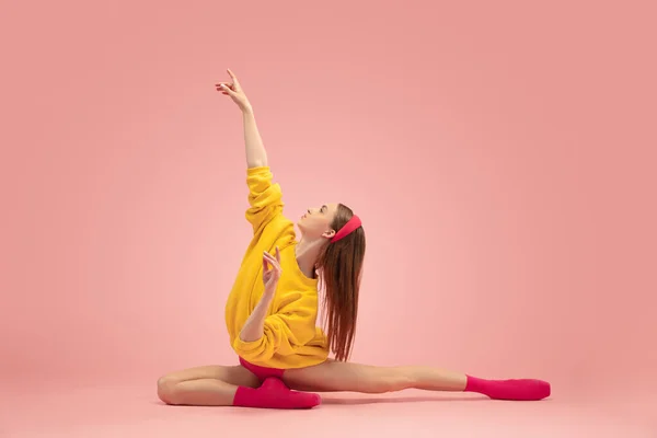 Flexible joven hermosa chica, entrenamiento de bailarina de ballet femenino aislado sobre fondo rosa. —  Fotos de Stock