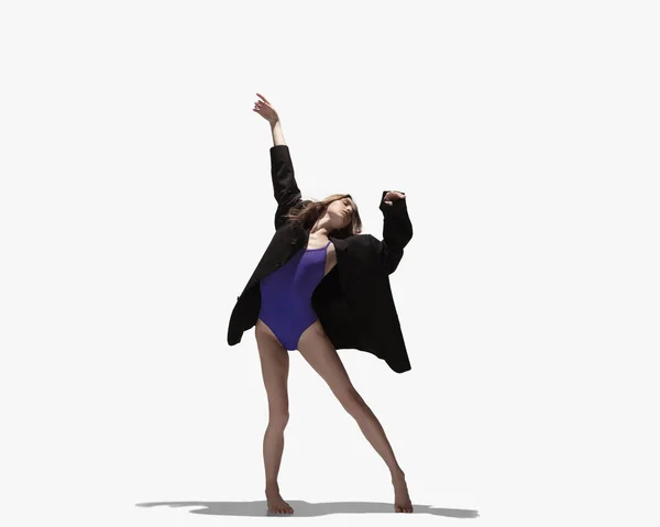 Solo. jong mooi meisje, vrouwelijke ballet danser dansen geïsoleerd over witte achtergrond met schaduw. — Stockfoto