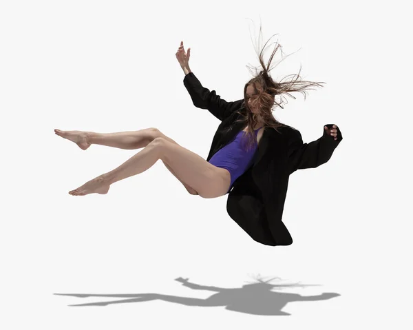 Levitáció. Fiatal gyönyörű lány, női balett táncos tánc elszigetelt fehér háttér árnyék. — Stock Fotó