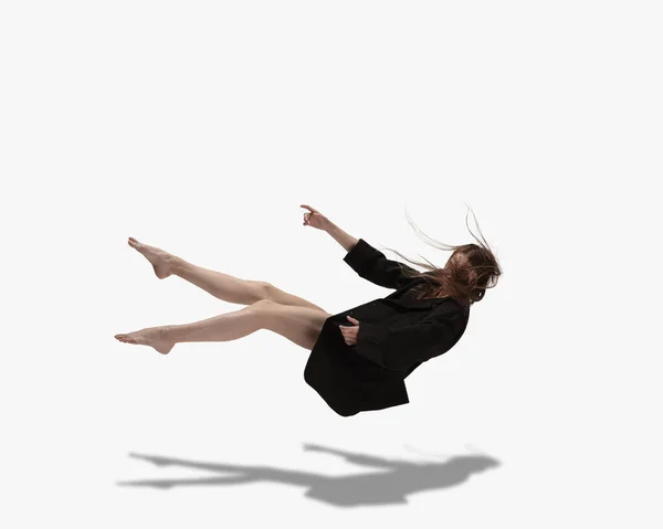 Szárnyalj! Fiatal gyönyörű lány, női balett táncos tánc elszigetelt fehér háttér árnyék. — Stock Fotó