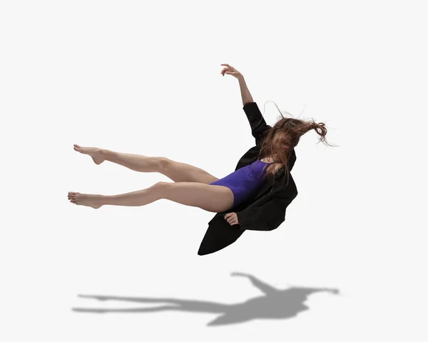 Repülök. Fiatal gyönyörű lány, női balett táncos tánc elszigetelt fehér háttér árnyék. — Stock Fotó
