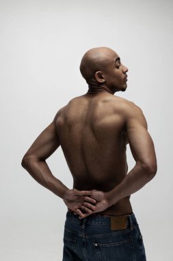 Kaslı Afrikalı genç bir adamın portresi, beyaz arka planda izole edilmiş bir model. Arka plan