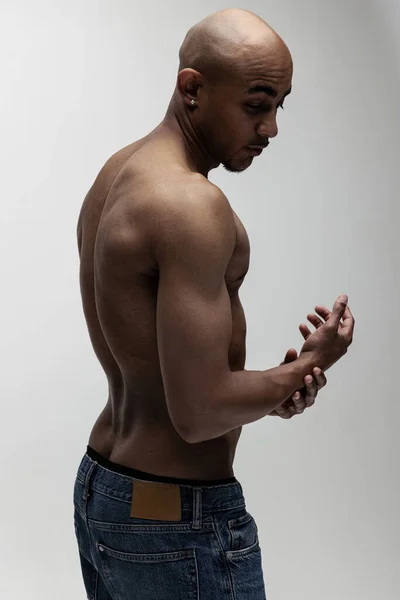 Portrait de jeune homme africain musclé, mannequin isolé sur fond blanc. Vue arrière — Photo