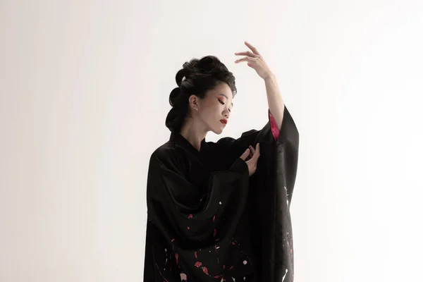 Retrato de jovem japonês bonito, mulher em traje nacional quimono posando isolado sobre fundo estúdio branco. — Fotografia de Stock