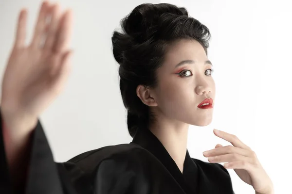 Портрет молодої вродливої японки, жінки в національному вбранні кімоно, яка видає себе за білу студію.. — стокове фото