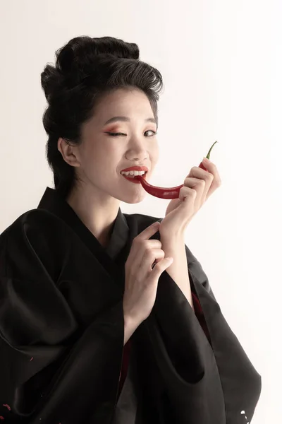Retrato de joven hermosa japonesa, mujer en traje nacional kimono posando aislado sobre fondo de estudio blanco. — Foto de Stock
