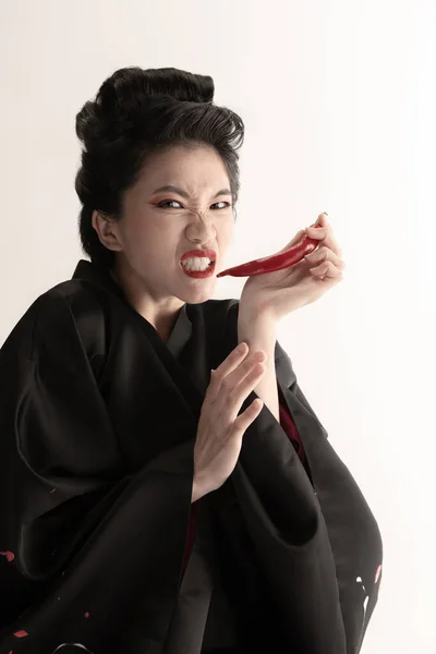 Retrato de joven hermosa japonesa, mujer en traje nacional kimono posando aislado sobre fondo de estudio blanco. — Foto de Stock