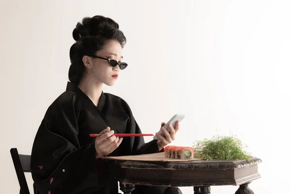 Retrato de joven hermosa japonesa, mujer en traje nacional kimono posando aislado sobre fondo de estudio blanco. — Foto de Stock