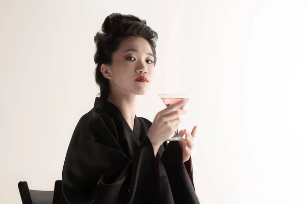 Retrato de joven hermosa japonesa, mujer en traje nacional kimono posando aislado sobre fondo de estudio blanco. — Foto de Stock