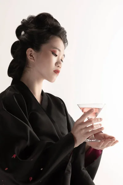 Retrato de joven hermosa japonesa, mujer en traje nacional kimono posando aislado sobre fondo de estudio blanco. — Foto de Stock