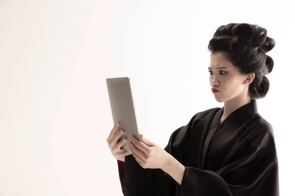 Retrato de joven hermosa japonesa, mujer en traje nacional kimono posando aislado sobre fondo de estudio blanco. — Foto de Stock