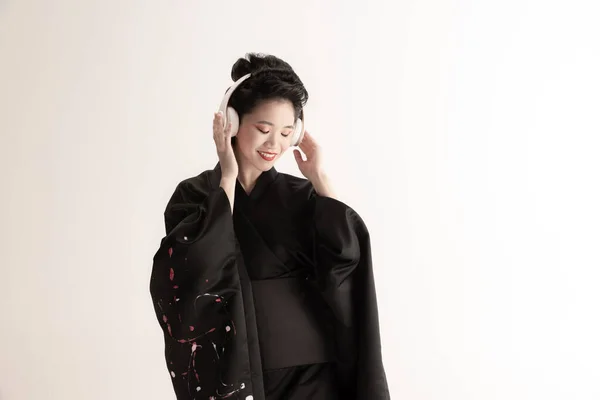 Портрет молодої вродливої японки, жінки в національному вбранні кімоно, яка видає себе за білу студію.. — стокове фото
