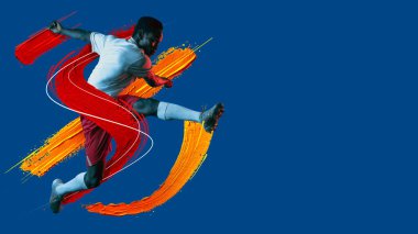 Genç adam, futbolcu eğitimi neon ışıklı arka planda izole edilmiş..