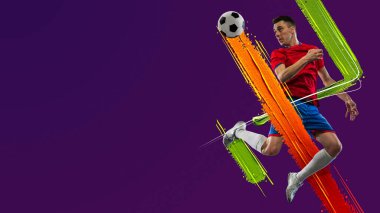 Sanat kolajı. Genç adam, futbolcu eğitimi neon ışıklı arka planda izole edilmiş..