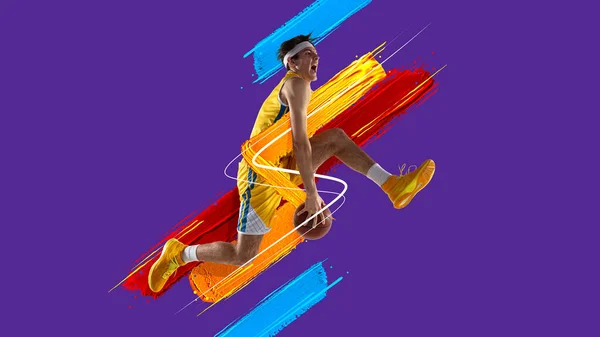 Leták. Sportovec, basketbalista trénink izolovaný v neonově fialovém pozadí. Umělecká koláž. — Stock fotografie