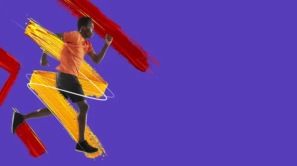 Sportif atletik adam, koşucu eğitimi mavi arka planda neon ışığı altında izole edilmiş. Sanat kolajı. Suluboya boyaları. — Stok fotoğraf
