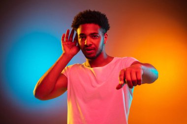 Stüdyodaki genç bir Afrikalı 'nın portresi. Renkli parlak neon ışıklarda yüksek modaya uygun erkek model. Sanat tasarımı konsepti.